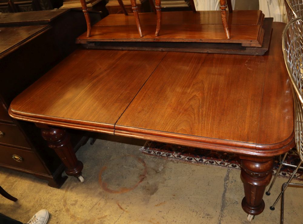 A Victorian mahogany extending dining table, 220cm extended (three spare leaves) W.116cm, H.70cm